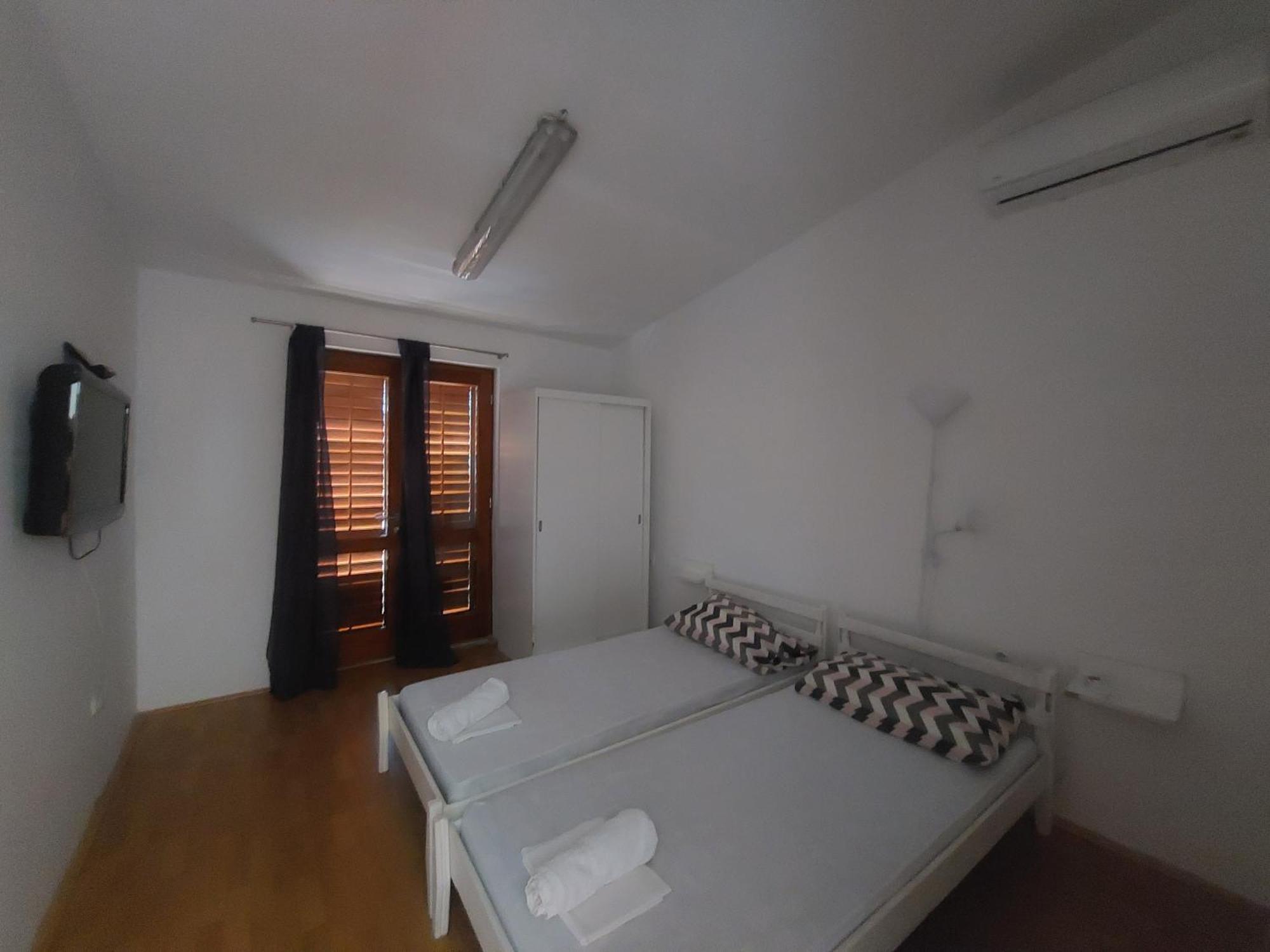 Studio-App Iva, Balcony With Sea View - 50 M From Beach Pag Town Exterior photo